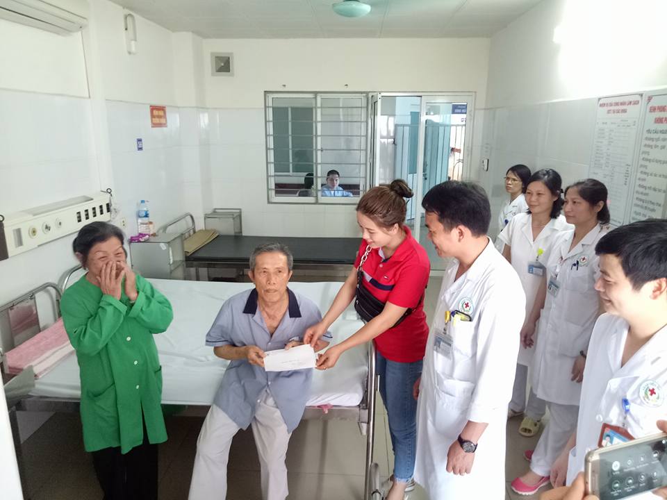 Câu lạc bộ Chung tay tặng quà bệnh nhân tại BVĐK tỉnh Bắc Ninh